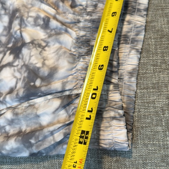 Athleta Printed Mesh Racer Run Short 4" Size Medium - Picture 7 of 8